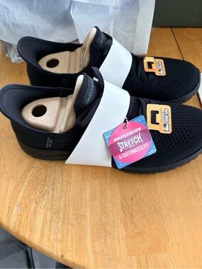 Skechers women’s Black Knit hands free Slip-On Sneakers size 8